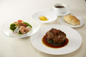 お得なランチコースです。新宿中村屋純印度式カリーをはじめ、メインは6種からのチョイスです。