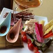 当店では埼玉産の若鶏をヘルシーに蒸しあげゼラチンを含んだ味付けスープ一晩漬けた物を使用しています。1日4品までの限定料理です。