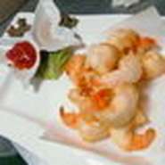 プリプリした海老にふんわりとした柔らかな鶴ヶ島卵の卵白を使った揚げ衣で優しく揚げた小海老の天ぷらです。