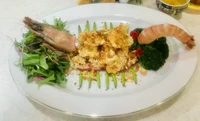 特大の皇帝の海老をサクサクした食感のガーリックチップスやスパイスなどで炒めた料理です。（三日前注文）
