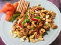 カリッと仕上げた一口大の鶏肉モモ肉とビタミンＢ1が豊富なカシューナッツと彩り豊かな野菜の入った有名な中国料理です。（飾り人参は別途）