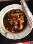 カリカリに揚げた一口大のカラアゲをブラックビーンズ（豆鼓）などスパイスと野菜でピリ辛に煮込んだ四川料理です。