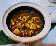 四川で作られた数年熟成された豆板醤をはじめ皇帝にも献上していたブランド山椒など様々な香辛料、自店で挽いた特製合挽き肉に厳選された豆腐を使った料理があります。