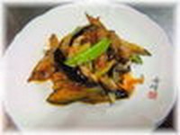 新鮮な茄子と豚肉と野菜を四川風に香ばしくピリ辛に炒めました。白飯ともとても相性の良い一品です。