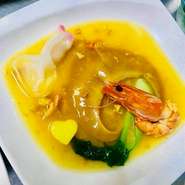 鶴ヶ島の島をサフランの黄金スープに浮かぶフカヒレでイメージし、雨乞い祭りの龍神を料理の世界ではよく有頭海老を龍に見立てます。ここでは天使の海老を龍神に見立てた豪華な鶴ヶ島限定地産料理です。