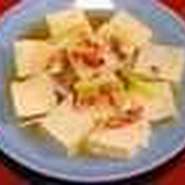 なめらかな豆腐にズワイ蟹の旨みが染み込んだヘルシーな豆腐料理。豆腐にはイソフラボンが豊富に含まれています。