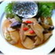 巻き貝の王様で知られる鮑が高たんぱく質・低カロリー。柔らかく旨みある身の鮑を醤油味に煮込んだ料理です。