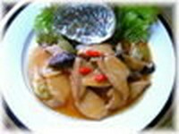 巻き貝の王様で知られる鮑が高たんぱく質・低カロリー。柔らかく旨みある身の鮑を醤油味に煮込んだ料理です。