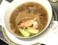 フカヒレラーメンのハーフサイズを作って欲しいとのお客様のご意見からハーフサイズをご用意しました。解きフカヒレ相性の良い蟹肉を使用しています。