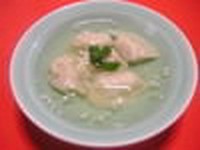 中国では縁起のよい時に作られる幸せを包むと言う意味も込めている水餃子。この水餃子は醤油をつけずさっぱりとしたスープと一緒に食べるととても美味しいです。