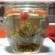 湯の入った透明なガラスポットにその茶球を入れしばらくすると茶球が開き花が咲きます。当店で扱う花茶には昔中国の若い女性の髪飾りにも使われていた千日紅や百合の花や菊の花などがあります。