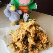 一皿に約三人前の蔵王カラアゲを盛り込み値段もお得になっています。小さなお子様でも食べ易い大きさにしています。