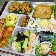 ホストタウンミャンマー産特大天然の大海老「皇帝の海老」養殖車海老の親海老。天然ならではのエビミソの旨みを活かしてエビのチリソースや特製マヨネーズの二種類の料理と解きフカヒレ料理が入った豪華なお弁当です