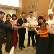 鶴ヶ島の特産品や食材とミャンマー産の食材をコラボさせたホストタウン料理を地元の有志のシェフ達が作ったパーティーセットです。