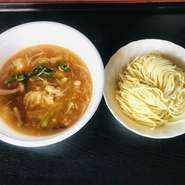 当店で人気の酸辣湯麺をご家族で。特注の生の玉子麺(替え玉200円)を一緒に。自宅で沸騰した湯に2分ボイルして下さい。