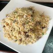 子供にも人気の自家製叉焼肉粒入りチャーハン約3～5人分の特盛サイズがお得な値段でご注文出来ます。