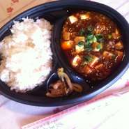 当店看板メニューの麻婆豆腐を弁当にしました。お気軽にご注文下さい。