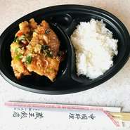 麻婆豆腐に並び人気の油淋鶏を弁当にしました。お気軽にご注文下さい。