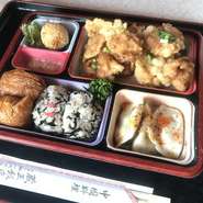 永く続くと意味を持たせたリーズナブルな値段設定にしました。伊勢屋さんとの老舗コラボ。蔵王飯店人気の蔵王カラアゲが多く入っています。その他四川水餃子や胡麻団子も。値段もリーズナブルに。