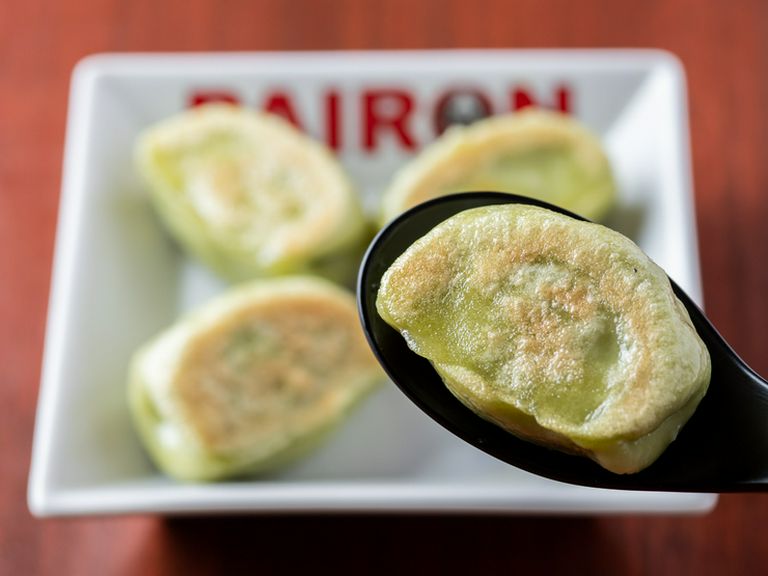 あふれる肉汁！【PAIRON】の顔、レンゲで食べる『餃子』
