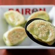 一つ一つ手延べでつくられる餃子は、なめらかに仕上がるようヒダがなく、厚めでモチモチの皮が特徴です。三大餃子『白龍』『青龍』『黒龍』のほかにも『赤龍』『セロリ餃子』など、多彩な味で楽しませてくれます。