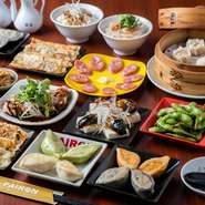 王道から目で舌で味わえる変わり種まで全8種類の餃子、前菜や点心、ご飯ものなど、お店の味を存分に堪能できるコースメニューが評判。気負いなく美食を満喫し、充足感に満ちた時間を大切な人と共有できます。