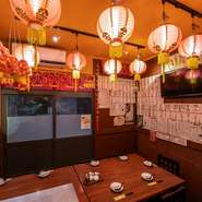 台湾屋台さながらの空気感漂う個室は、最大10名で利用が可能。貸切にも応じてくれます。コラーゲンや漢方薬を巧みに取り入れた料理を前に、五感が刺激されるひとときを過ごしてみてはいかがでしょう。