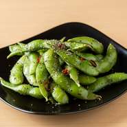 枝豆に含まれるアミノ酸の仲間「メチオニン」がアルコールの分解を助け、リン脂質の「レシチン」が肝臓にたまった脂肪を分解する役目も担っており、お酒で疲れがちな肝臓の働きを助けてくれます。