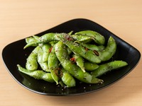 枝豆に含まれるアミノ酸の仲間「メチオニン」がアルコールの分解を助け、リン脂質の「レシチン」が肝臓にたまった脂肪を分解する役目も担っており、お酒で疲れがちな肝臓の働きを助けてくれます。