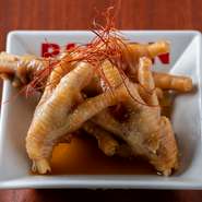 台湾では馴染み深い食材・鶏の足を、紹興酒と醤油で甘辛く味付けしています。個性的な見た目に驚くかも。ネチネチした独特の食感で、コラーゲン質たっぷり。美容に気をつかう女性にもオススメです。
