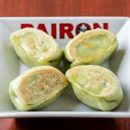 強いセロリの香りと特製餡が絶妙にマッチした一品。一度食べたら病みつきになると噂の変わり種餃子です。コースメニューの『レッドドラゴン』が『セロリ餃子』に変更可能なのも、辛系が苦手な人にうれしいポイント。