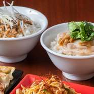 台湾の屋台を食べ歩いて理想の味を追い求めているという料理の数々。コースの締めくくりに選べる『魯肉飯（ルーローハン）』『鶏肉飯（チーローハン）』は熱狂的なファンの多いメニューです。