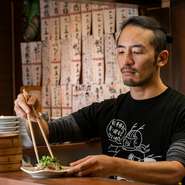 ゲストの日常に笑顔をもたらすような料理を提供することを心がけているそう。気分によってさまざまな味を楽しんでもらいたいと、14種類の餃子を用意。食と真摯に向き合うその姿勢が、人気の味を生み出します。