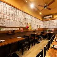 台湾の路地裏屋台感にあふれる店内は、温かな雰囲気。気分が上がる食時間を満喫できます。餃子好きの方はもちろん、詳しくない人にも訪れてほしい一軒。今まで出会ったことのない台湾料理の魅力を教えてくれます。