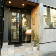 店内には素材にこだわったカウンターや古材のしっかりしたテーブル、落ち着けるローチェアの椅子を配置。自分へのささやかなご褒美・記念日に、ナチュラルワインとフレンチをゆったりと堪能できるビストロです。