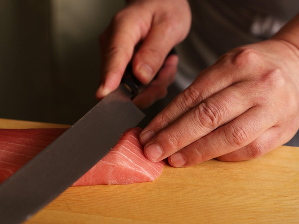 旬の食材を市場で買い付け。その日の一番を、職人の目利きで厳選