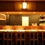 暖簾をくぐると広がる、落ち着いた空気が漂う店内。清潔感ある木目のカウンター席では、大将の美しい手さばきと熟練の技が愉しめます。美味しい料理と旨い日本酒を味わう、大人デートはいかが。