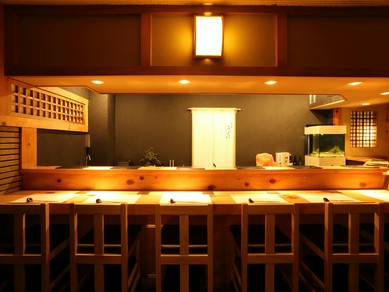 清潔感ある木目のカウンター席で、落ち着きのある大人デート