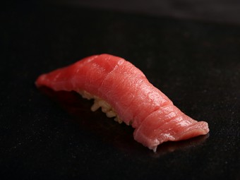 市場より届けられる、その日一番の本マグロ。見た目の美しさに心奪われる『鮪』