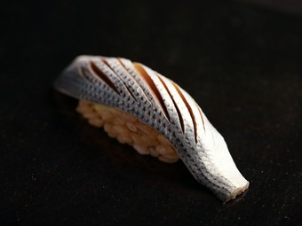 丁寧な仕込みから生まれる店の看板。鮨職人の技が冴える『小肌』