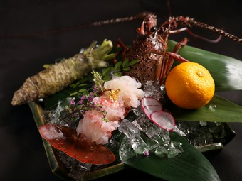  新鮮かつ高品質な素材を贅沢に、完全予約コースで味わえる限定の味『活伊勢海老お造り盛り』