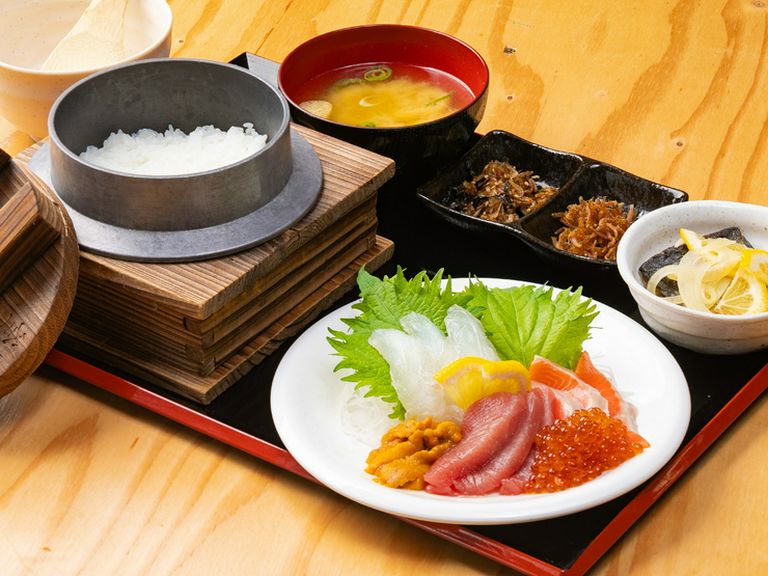 定食にプラスで楽しめる、お刺身食べ放題メニューが大人気