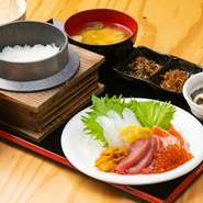 ベースとなる定食メニューにプラスできる、お刺身食べ放題オプションが大人気。10種類前後のお刺身がずらりと並ぶコーナーから、お好みのネタをお好きなだけセルフスタイルで楽しめます。抜群の鮮度を満喫して。