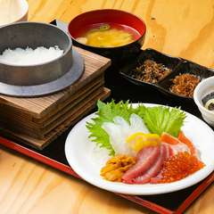定食にプラスで楽しめる、お刺身食べ放題メニューが大人気