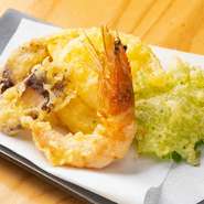 日替わりの旬ネタを使った揚げたて天ぷらに、炊きたて釜飯とお味噌汁、日替わり小鉢、くぎ煮、えびっこがついた『天ぷら定食』。追加料金をプラスすれば、お刺身も食べ放題でいただけます。天ぷらは単品もあり。