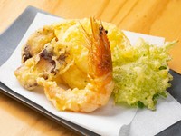 日替わりの旬ネタを使った揚げたて天ぷらに、炊きたて釜飯とお味噌汁、日替わり小鉢、くぎ煮、えびっこがついた『天ぷら定食』。追加料金をプラスすれば、お刺身も食べ放題でいただけます。天ぷらは単品もあり。