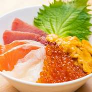 味噌汁とともに提供される酢めし丼（白米選択可）に、10種類前後用意されている自慢のしらすやお刺身を、たっぷりのせ放題で楽しめる『海鮮丼』。お好み次第でカスタマイズして、世界で一つの『海鮮丼』に！