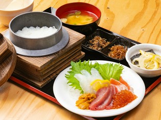 水産会社直営店ならではの、鮮度抜群の『お刺身食べ放題』