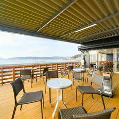 大きな窓やテラス席から望める、瀬戸内のオーシャンビュー