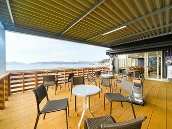 大きな窓やテラス席から望める、瀬戸内のオーシャンビュー